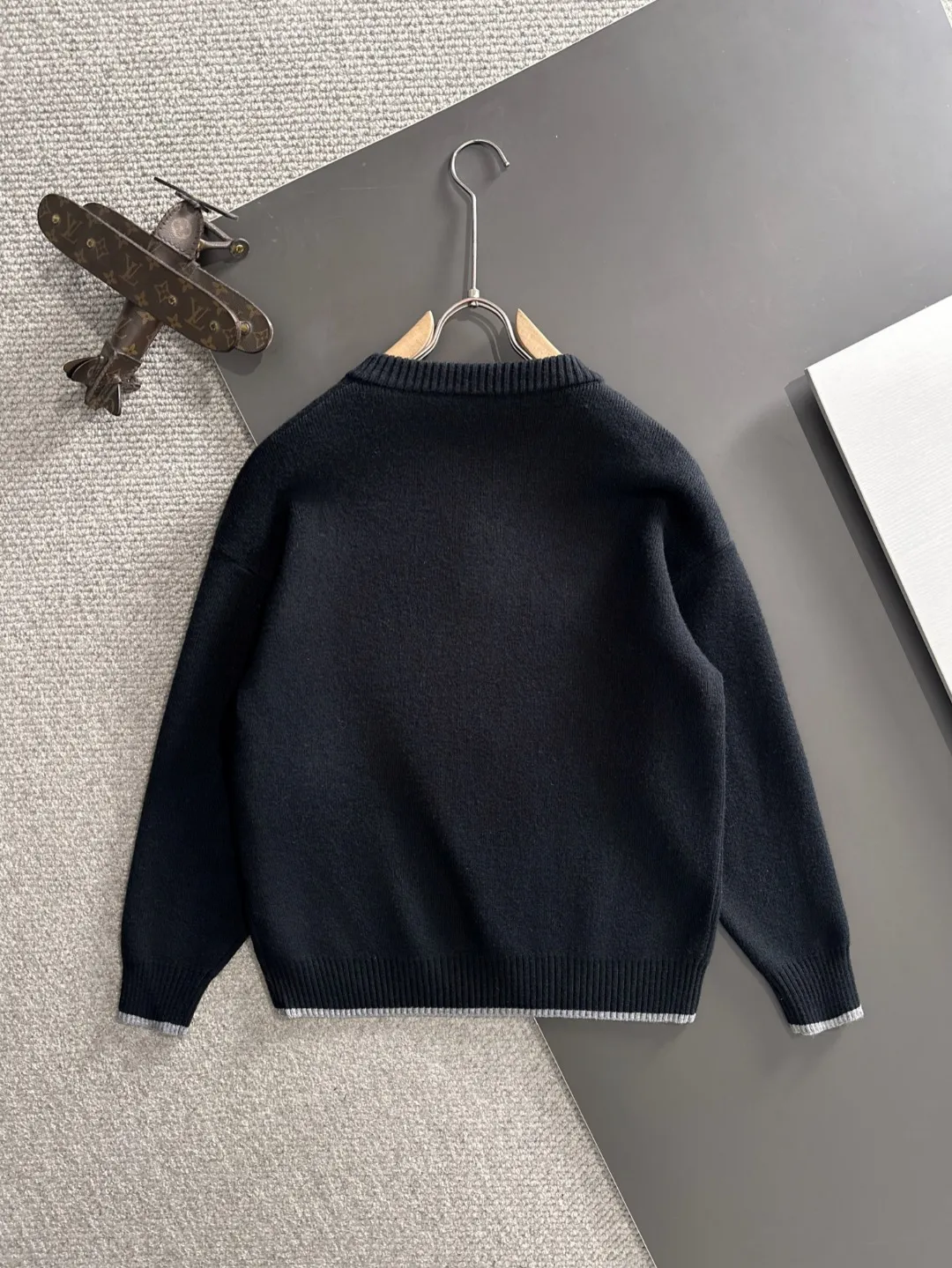 Next day shipping P360 Big Goose 2025 official website latest winter sweater, popular items are on sale at the counter simultaneously! Specially made of wool blended fabric. It feels comfortable and can be directly in contact with the skin. The logo badge is exquisitely embroidered, which is extremely eye-catching! The details highlight the fashionable charm of big brands. Exquisite workmanship. Three-dimensional cutting style. The wearing effect is invincible and handsome! All three standards are complete! Size: M-2XL